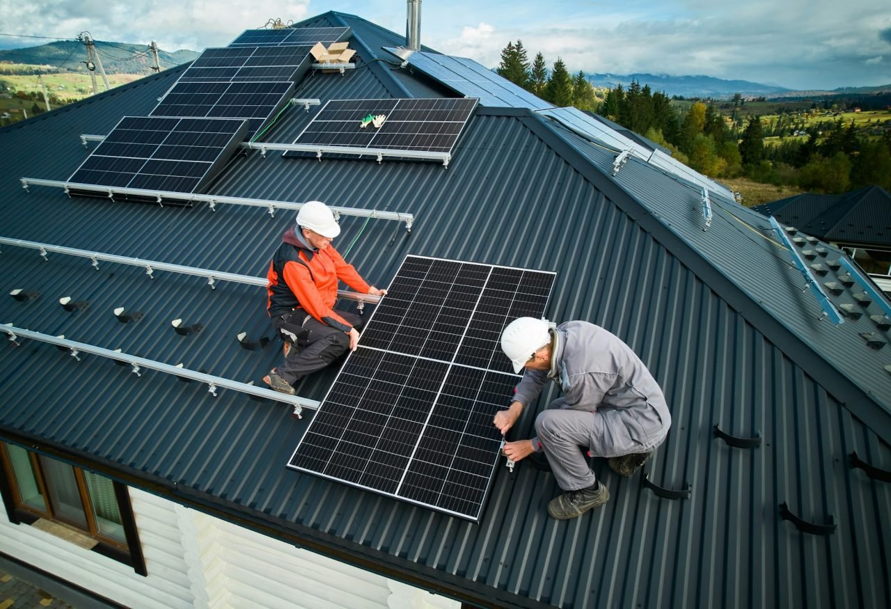 tecnicos realizando instalaciones fotovoltaicas